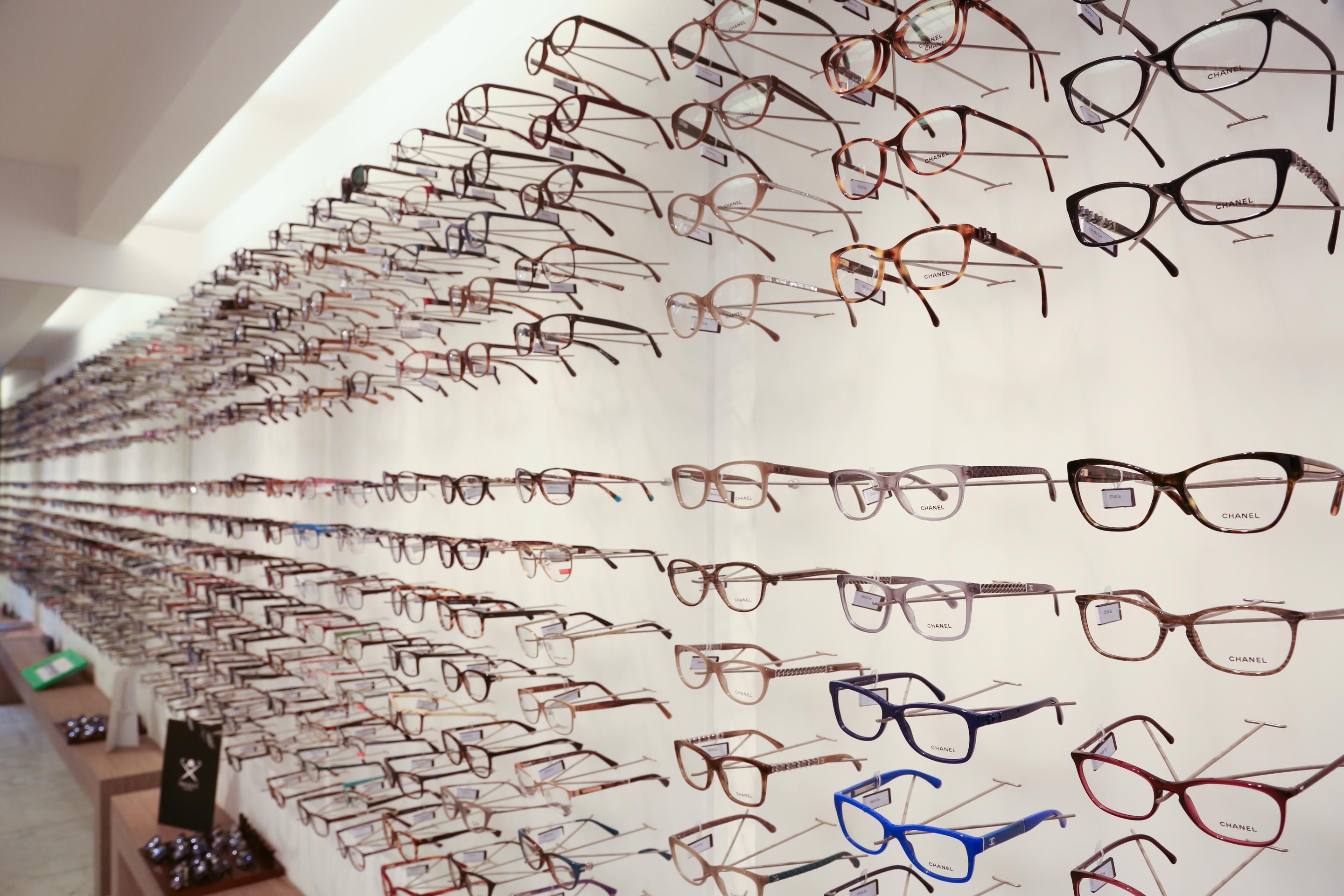 Overzicht van de designer brillencollectie in de winkel